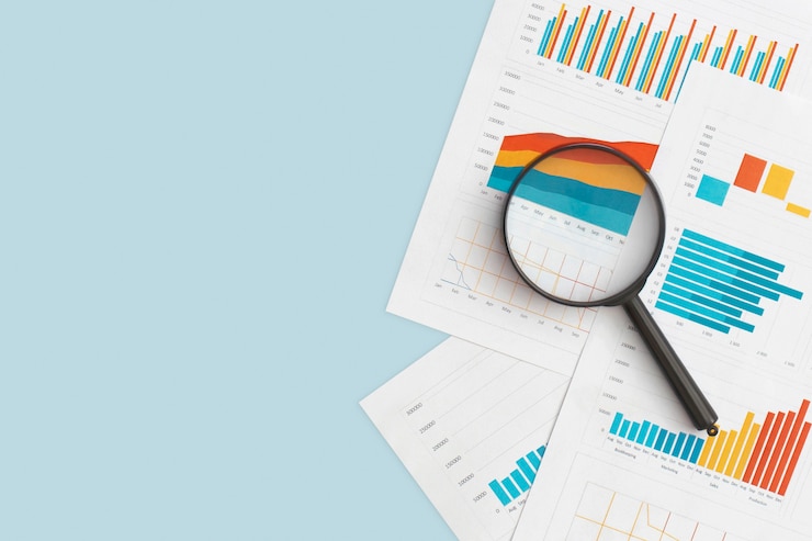 Photo graphiques commerciaux, graphiques et loupe sur table. développement financier, compte bancaire, statistiques