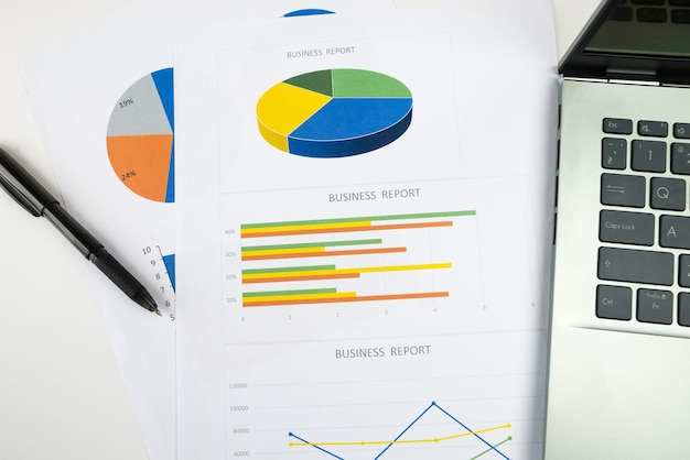 Graphiques et graphiques d'affaires sur la table
