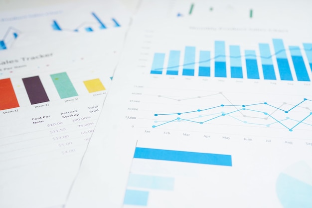 Graphiques Papier graphique Développement financier Compte bancaire Statistiques Investissement Recherche analytique données économie Bourse Concept de réunion d'entreprise de bureau d'affaires