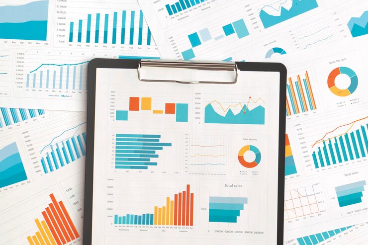 Graphiques et tableaux d'affaires sur table. Développement financier, Compte bancaire, Statistiques