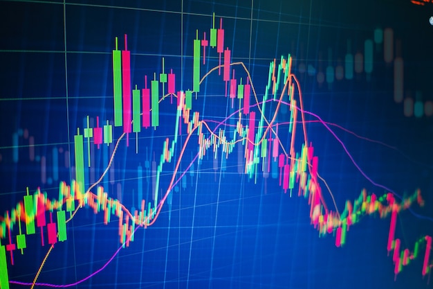 Graphiques de trading financier abstraits et numéro numérique sur moniteur. Fond de graphique numérique or et bleu pour représenter la tendance du marché boursier.