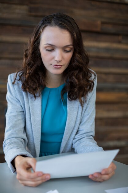 Graphiste femme regardant des photos