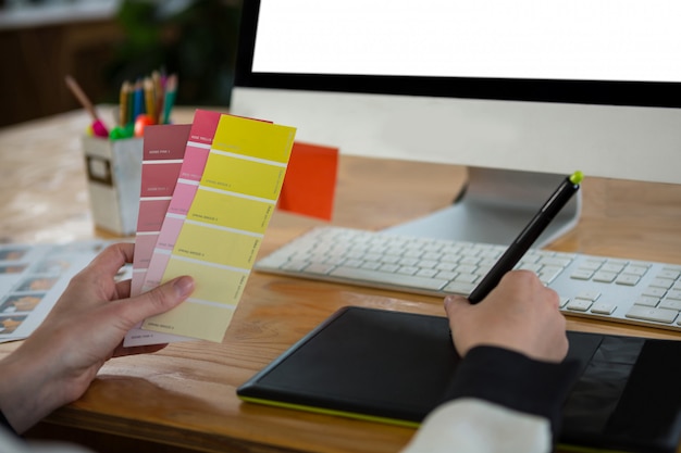 Graphiste femme travaillant au bureau