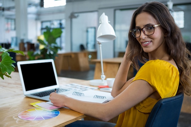 Graphiste femme travaillant au bureau