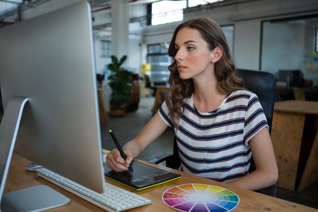 Graphiste Femme Utilisant Une Tablette Graphique Au Bureau