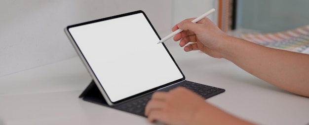 Graphiste mâle dessin sur tablette avec stylet sur simple bureau à domicile