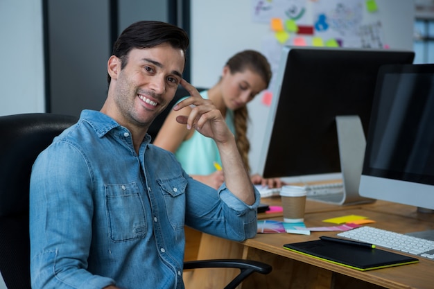 Graphiste masculin au bureau