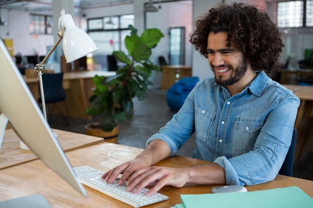 Graphiste masculin travaillant au bureau