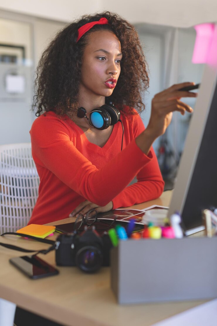 Photo une graphiste travaillant sur un ordinateur de bureau à son bureau
