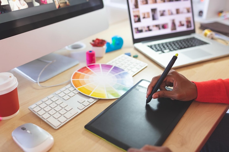 Photo une graphiste utilisant une tablette graphique à son bureau