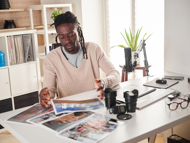 Graphistephotographe travaillant en home office