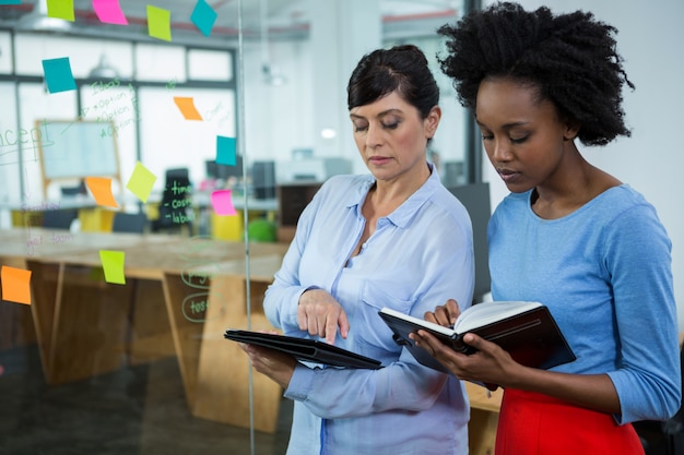 Graphistes féminins prenant des notes