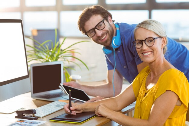 Graphistes souriant au bureau