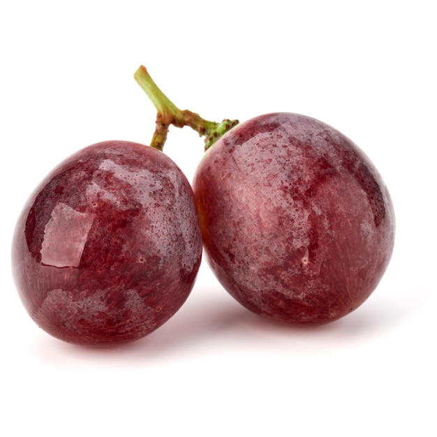 Grappe de baies de raisin rouge isolé sur la découpe de fond blanc