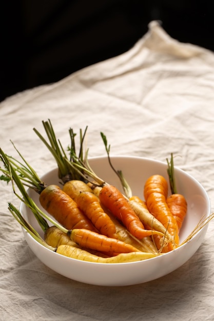 Une grappe de carottes organiques colorées