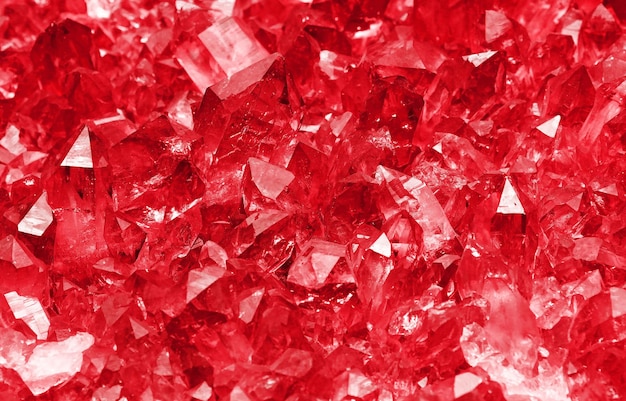 Grappe de cristaux minéraux de quartz rouge rubis