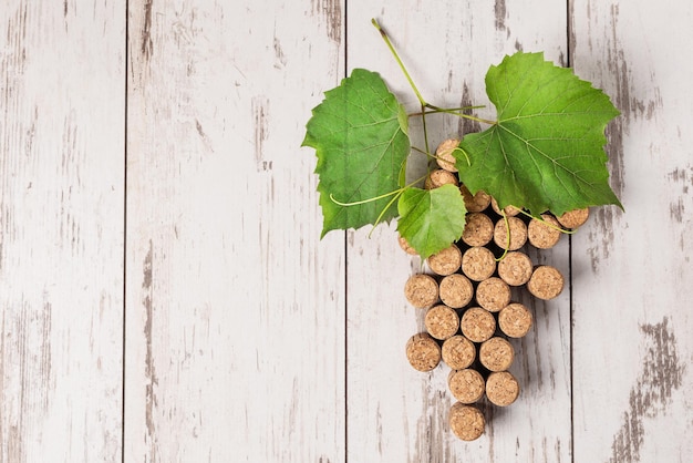 Grappe de raisin créative faite de bouchons de liège sur la vue de dessus de fond en bois Concept de vin