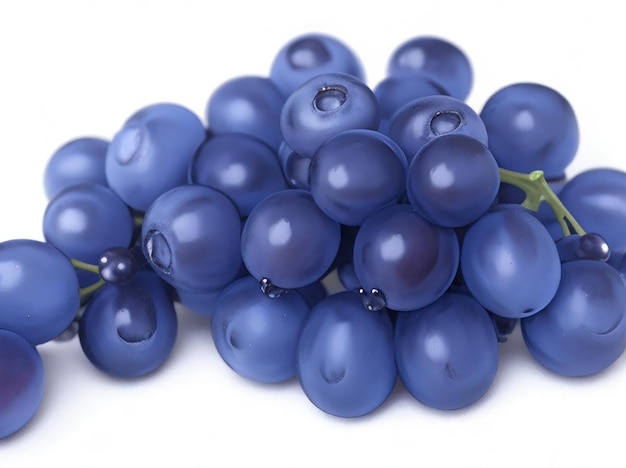 Grappe de raisin humide bleu isolé sur fond blanc