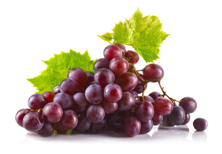 Photo grappe de raisin rouge mûr avec feuilles isolé sur blanc