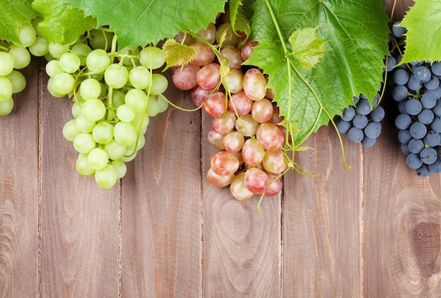 Grappe de raisin sur une table en bois