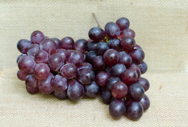 grappe de raisins mûrs sur un sac