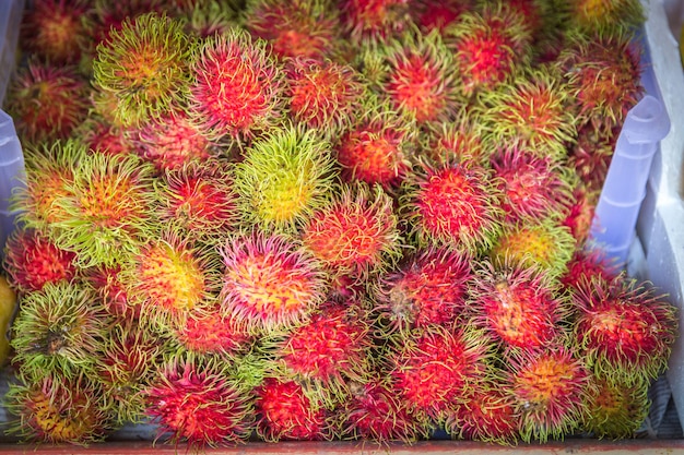 Une grappe de rambutan frais sur le marché local en Thaïlande