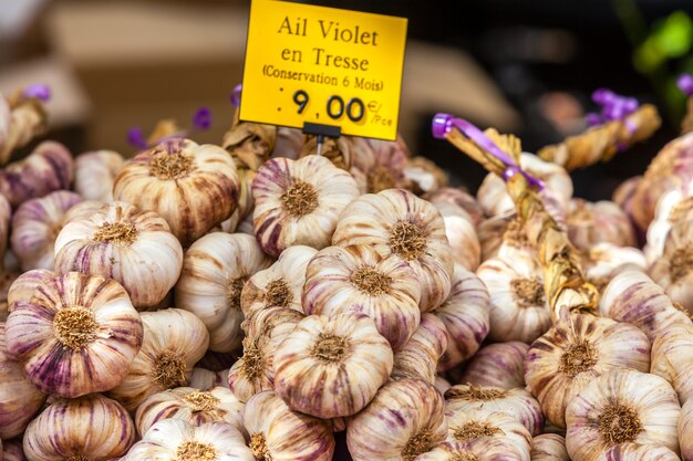 Grappes d'ail dans un marché de producteurs français. Tourné avec une mise au point sélective