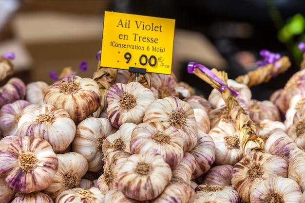 Grappes d'ail dans un marché de producteurs français.