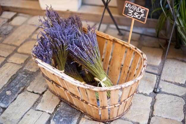 Grappes de lavande vendues dans un marché français en plein air