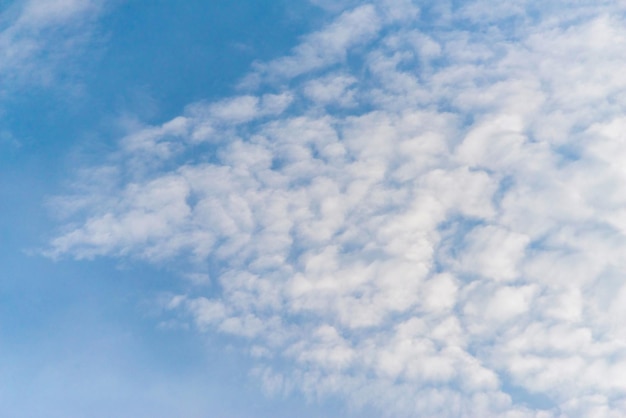 Grappes de nuages épars dans un fond de ciel bleu ciel bleu avec des nuages blancs