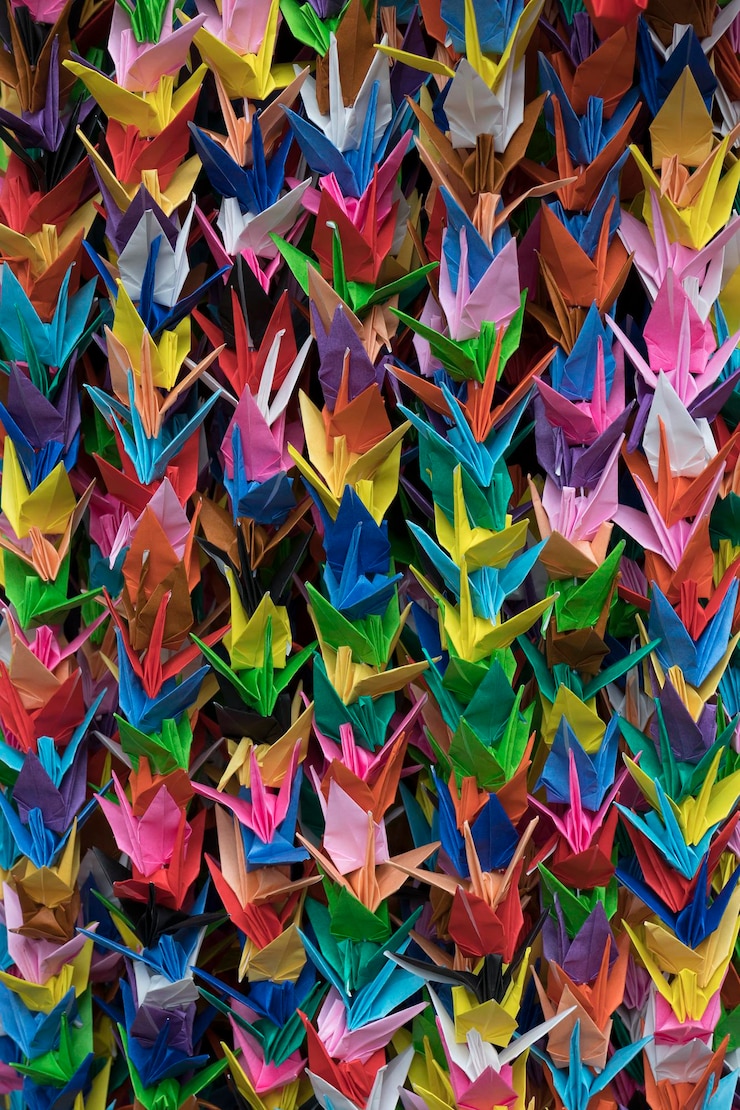 Photo des grappes d'oiseaux de grue en papier origami colorés plein cadre