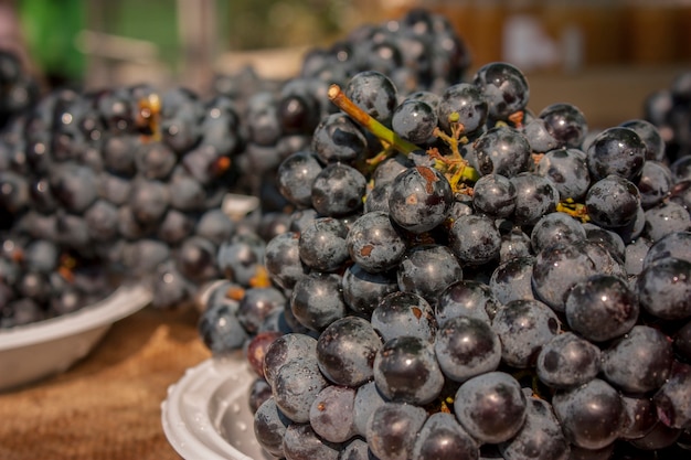 Grappes de raisins dans une table prête à être dégustée.