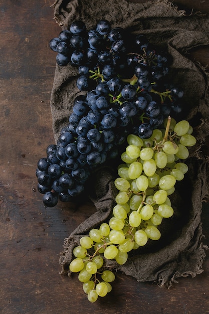 Grappes de raisins rouges et blancs