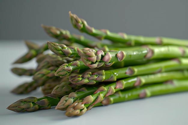 Un grappin d'asperges vertes sur un fond gris en gros plan