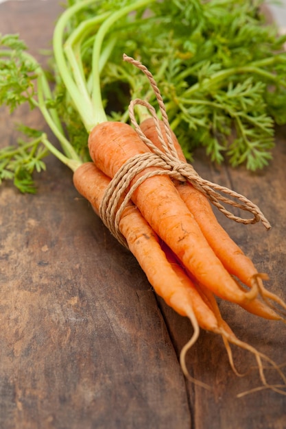Un grappin de carottes sur une table en bois
