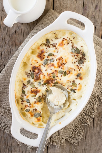 Graten de chou-fleur avec graines sur table en bois