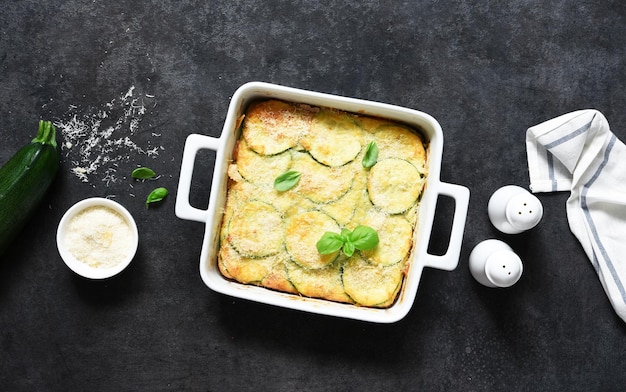 Gratin de courgettes sauce et parmesan sur fond de béton foncé