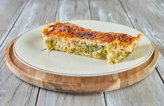 Gratin crémeux de brocoli et fromage bleu sur assiette Cuisine gastronomique française