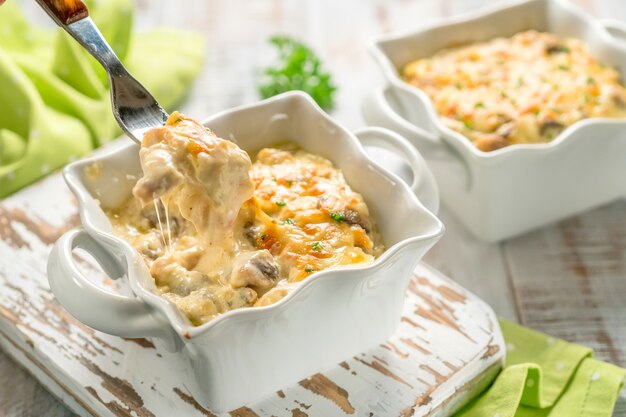 Gratin de poulet gratiné aux champignons et au fromage