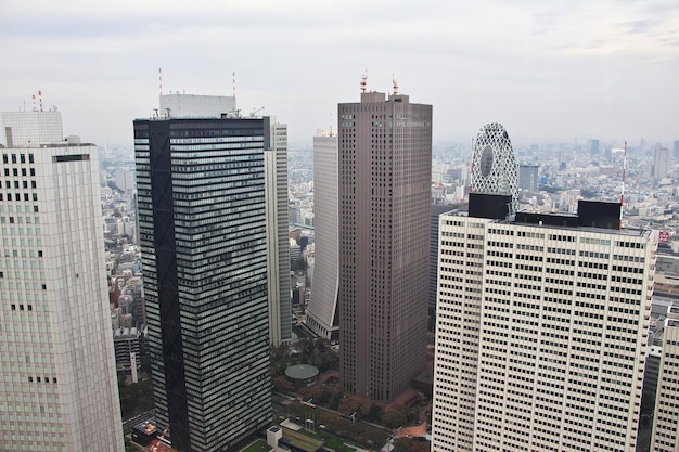 Le gratte-ciel au centre de Tokyo Japon