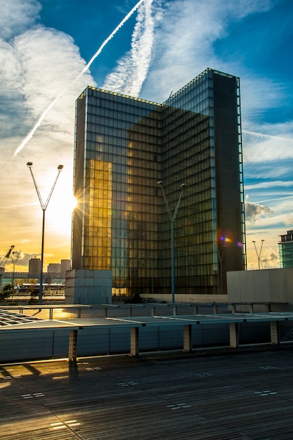 Gratte-ciel au coucher du soleil à Paris