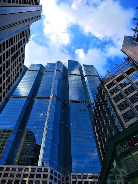 Photo gratte-ciel avec bâtiment moderne dans le concept d'architecture urbaine de la ville