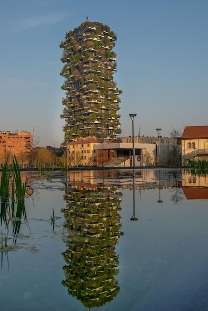 Gratte-ciel Bosco Verticale nouveau et moderne avec des arbres poussant sur les balcons