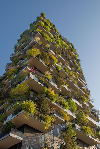 Gratte-ciel Bosco Verticale nouveau et moderne avec des arbres poussant sur les balcons