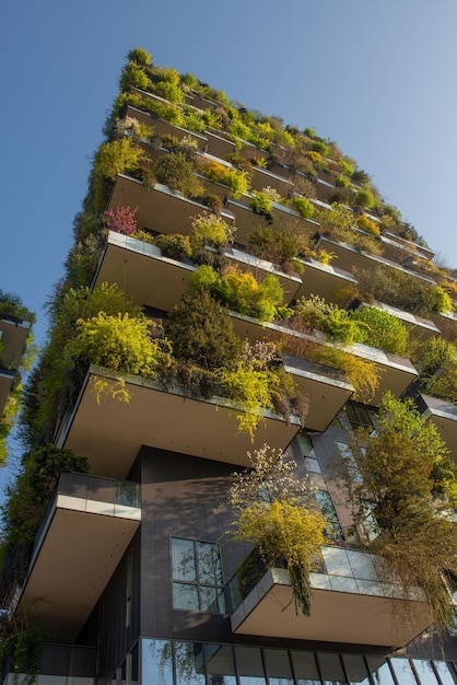 Gratte-ciel Bosco Verticale nouveau et moderne avec des arbres poussant sur les balcons