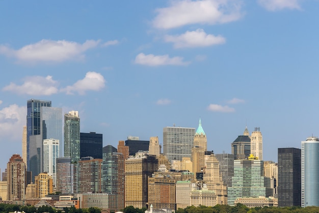 Photo les gratte-ciel célèbres voient le quartier financier dans le lower manhattan pendant la journée à new york city, états-unis d'amérique