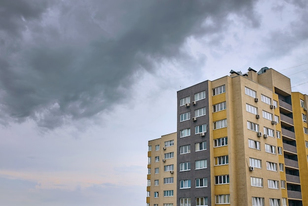 Gratte-ciel dans les dortoirs sur fond d'orage