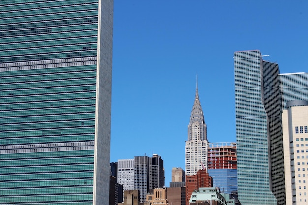 Des gratte-ciel dans la ville contre le ciel bleu