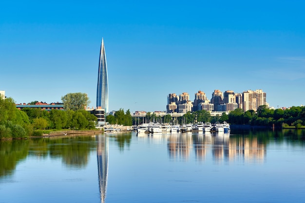 Gratte-ciel de Gazprom à Saint-Pétersbourg avec baise dans la rivière sur fond de ciel bleu, paysage urbain le jour ensoleillé d'été