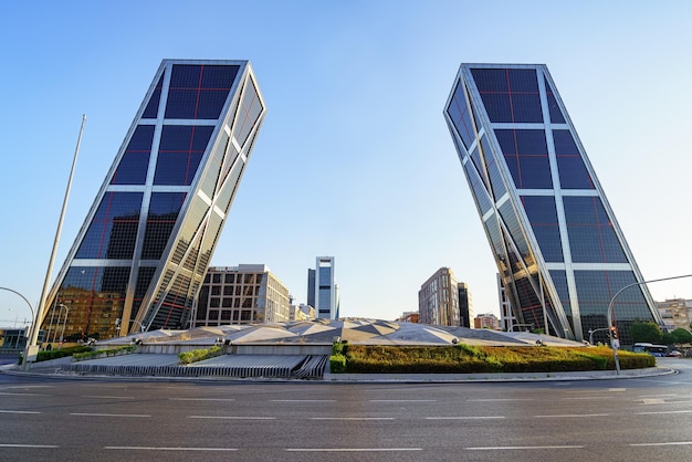 Gratte-ciel incliné de bureaux d'affaires sur la Plaza Castilla à Madrid porte d'Europe Espagne